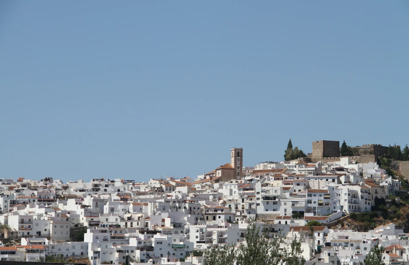 Panorámica de Salobreña que muestra la falda de una colina coronada por el castillo y debajo todas las casas blancas características de esta localidad de la Costa Tropical de Granada