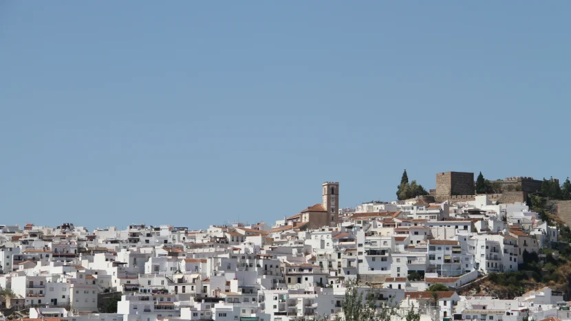 Panorámica de Salobreña que muestra la falda de una colina coronada por el castillo y debajo todas las casas blancas características de esta localidad de la Costa Tropical de Granada